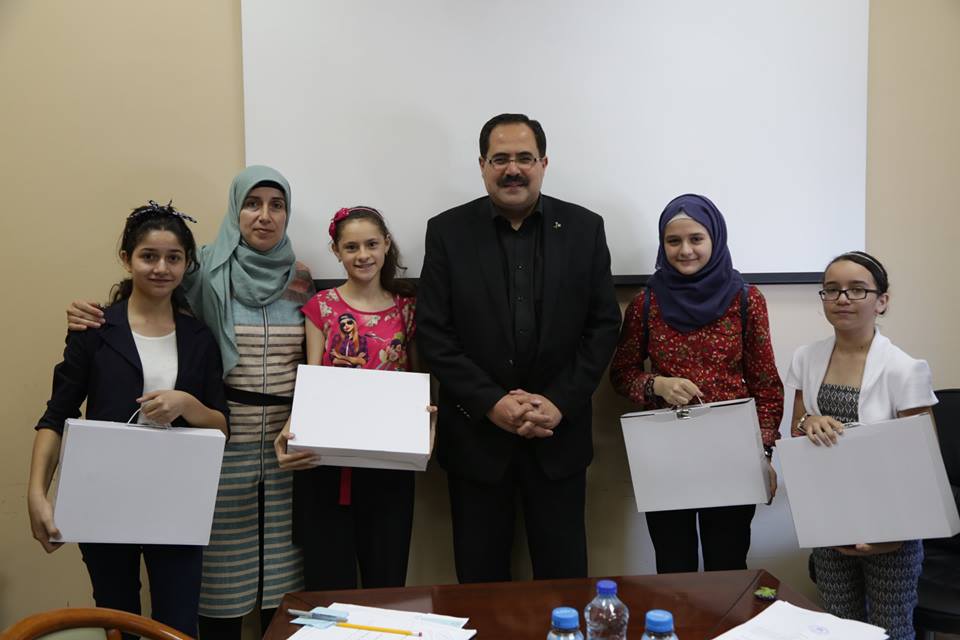 صيدم ​يكرّم طالب التوجيهي المسن ّأبو عجمية ​وأربع طالبات متفوقات في طولكرم